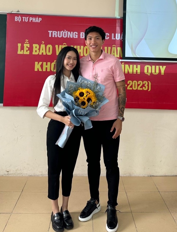 Doãn Hải My nắm tay Đoàn Văn Hậu chụp ảnh kỷ yếu-4