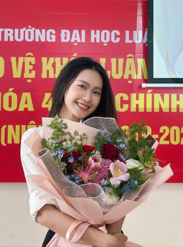 Doãn Hải My nắm tay Đoàn Văn Hậu chụp ảnh kỷ yếu-5