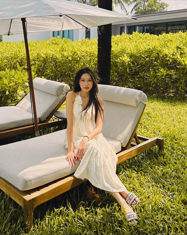 Doãn Hải My nắm tay Đoàn Văn Hậu chụp ảnh kỷ yếu-6