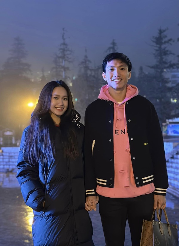 Doãn Hải My nắm tay Đoàn Văn Hậu chụp ảnh kỷ yếu-10