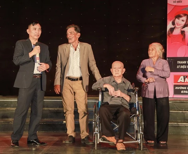 Thương Tín gặp vấn đề sức khỏe trong đêm nhạc quyên góp ủng hộ đồng nghiệp-3