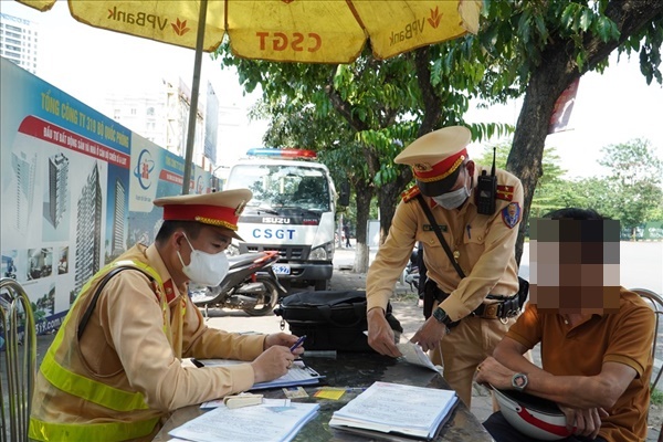 Chồng vi phạm kịch khung nồng độ cồn, vợ thách thức CSGT bắt đi tù đi-1