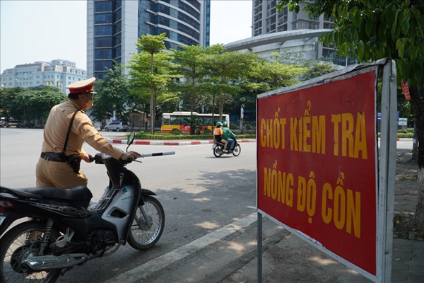 Chồng vi phạm kịch khung nồng độ cồn, vợ thách thức CSGT bắt đi tù đi-3