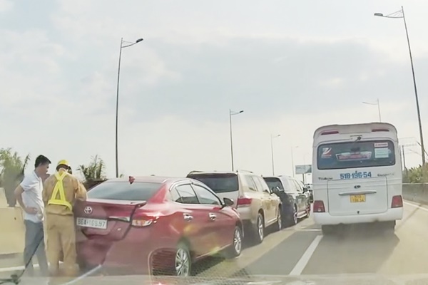 6 ôtô tông liên hoàn trên cao tốc TP.HCM - Dầu Giây-1