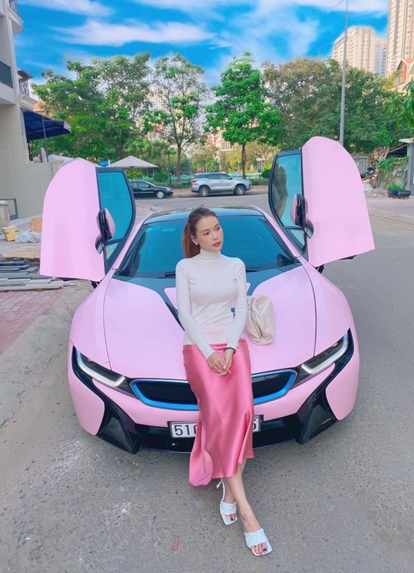 Cuộc sống xa hoa của hot girl Sam: Sở hữu xe bạc tỷ, tài sản hơn 2 triệu đô-3