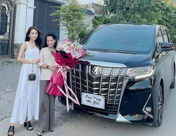 Cuộc sống xa hoa của hot girl Sam: Sở hữu xe bạc tỷ, tài sản hơn 2 triệu đô-4