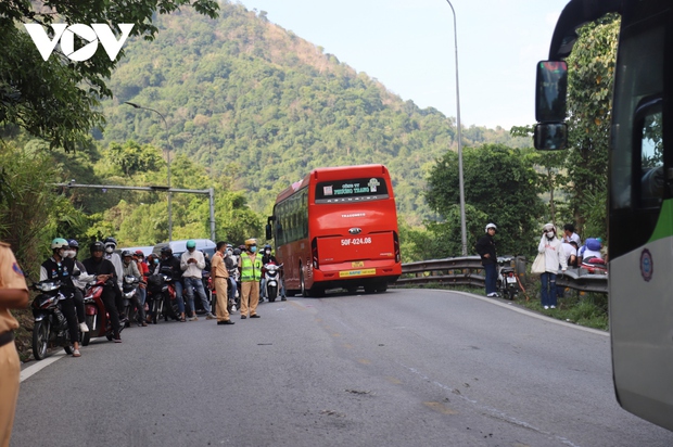 Xe tải bị lật trên đèo Bảo Lộc khiến 5 người bị thương-2