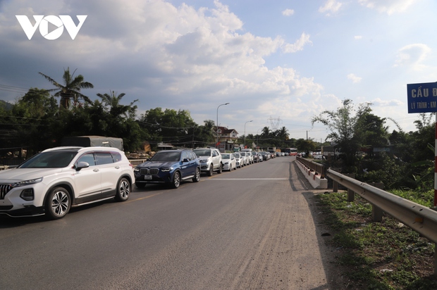 Xe tải bị lật trên đèo Bảo Lộc khiến 5 người bị thương-3