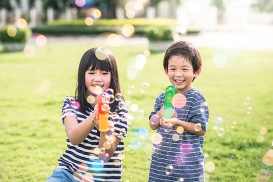 Trong gia đình có 2 con, cha mẹ kiên quyết làm 5 điều này thì con cái hòa thuận