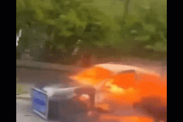 Clip: Ô tô bốc cháy ngùn ngụt, tự di chuyển rồi đâm vào xe buýt