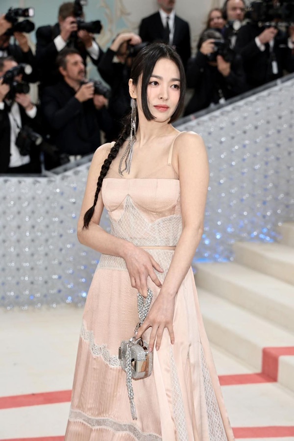 Song Hye Kyo diện váy cúp ngực đến Met Gala 2023-1