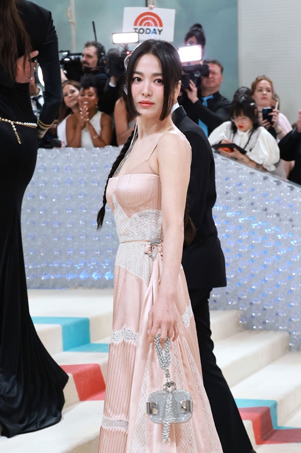 Song Hye Kyo diện váy cúp ngực đến Met Gala 2023-2