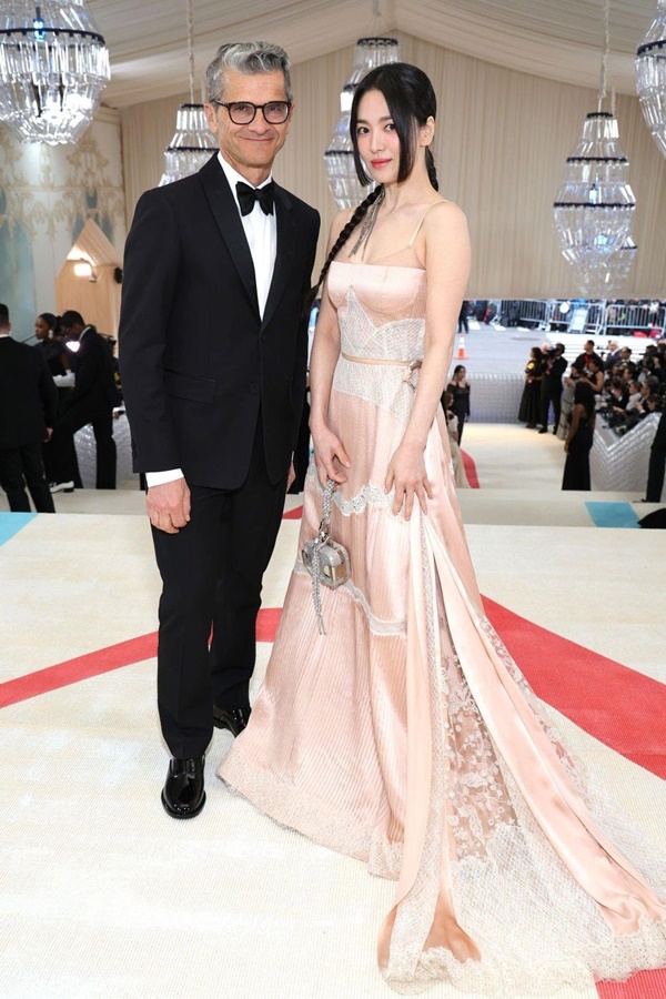 Song Hye Kyo diện váy cúp ngực đến Met Gala 2023-5