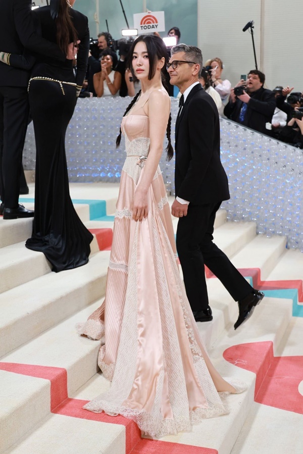Song Hye Kyo diện váy cúp ngực đến Met Gala 2023-6