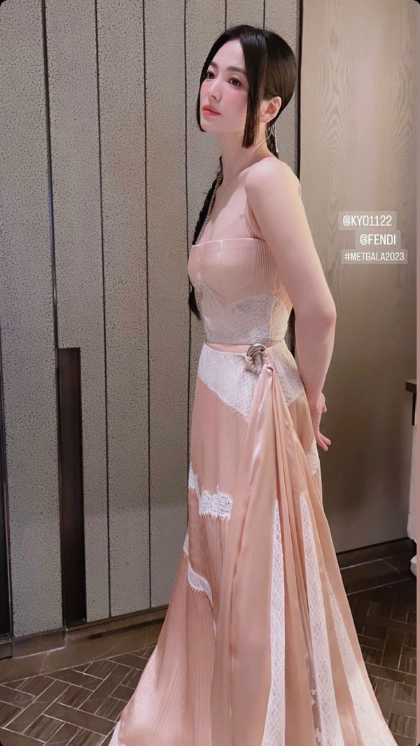 Song Hye Kyo diện váy cúp ngực đến Met Gala 2023-7