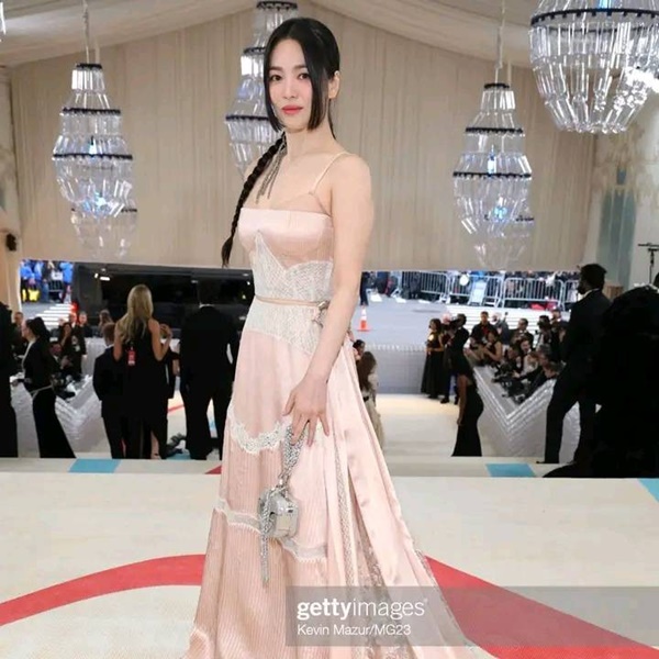 Song Hye Kyo diện váy cúp ngực đến Met Gala 2023-9