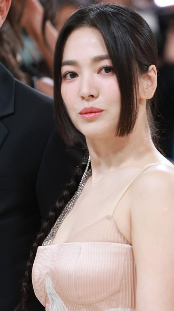 Song Hye Kyo diện váy cúp ngực đến Met Gala 2023-10