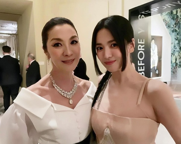 Song Hye Kyo diện váy cúp ngực đến Met Gala 2023-11