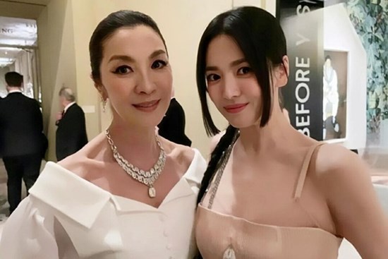 Song Hye Kyo diện váy cúp ngực đến Met Gala 2023