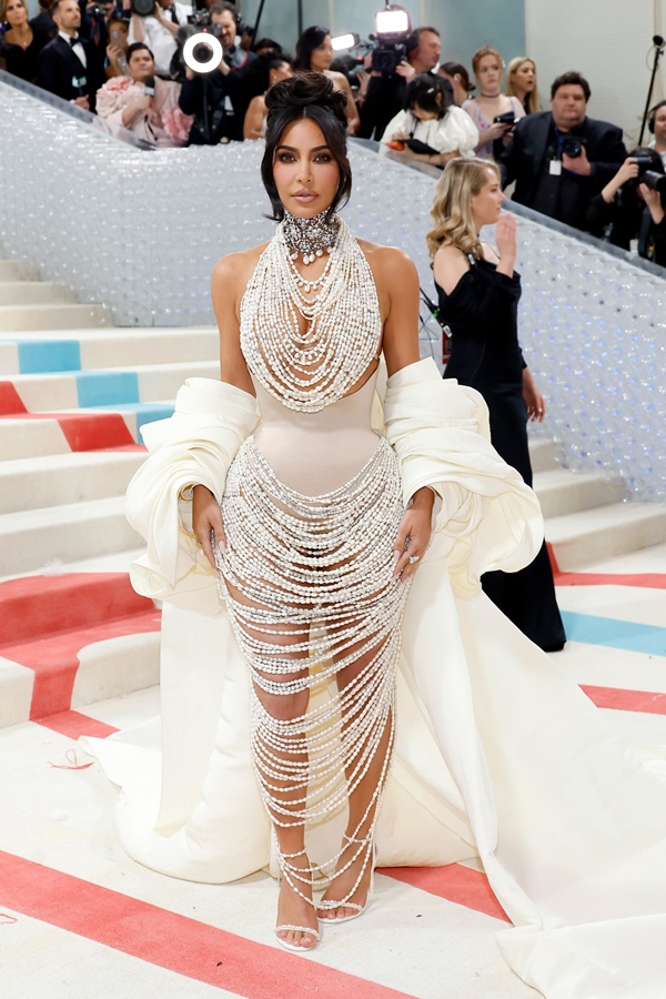 Met Gala 2023: Kim Kardashian để ngực trần, Lil Nas X chỉ mặc nội y-3