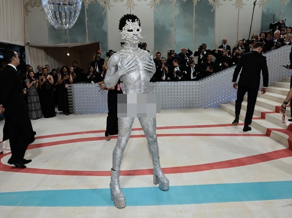 Met Gala 2023: Kim Kardashian để ngực trần, Lil Nas X chỉ mặc nội y-6