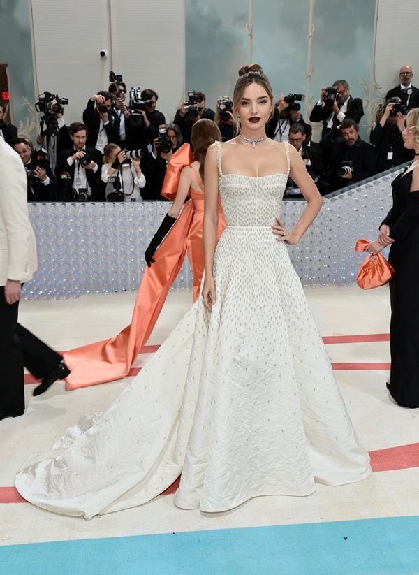 Met Gala 2023: Kim Kardashian để ngực trần, Lil Nas X chỉ mặc nội y-7