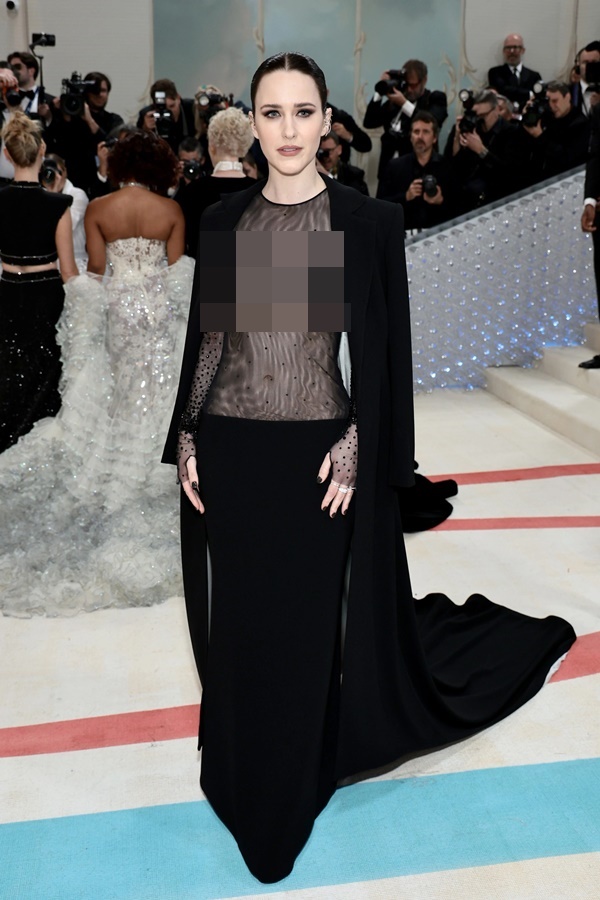 Met Gala 2023: Kim Kardashian để ngực trần, Lil Nas X chỉ mặc nội y-10