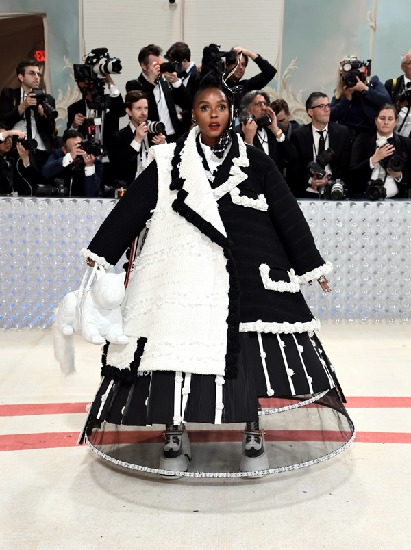 Met Gala 2023: Kim Kardashian để ngực trần, Lil Nas X chỉ mặc nội y-15