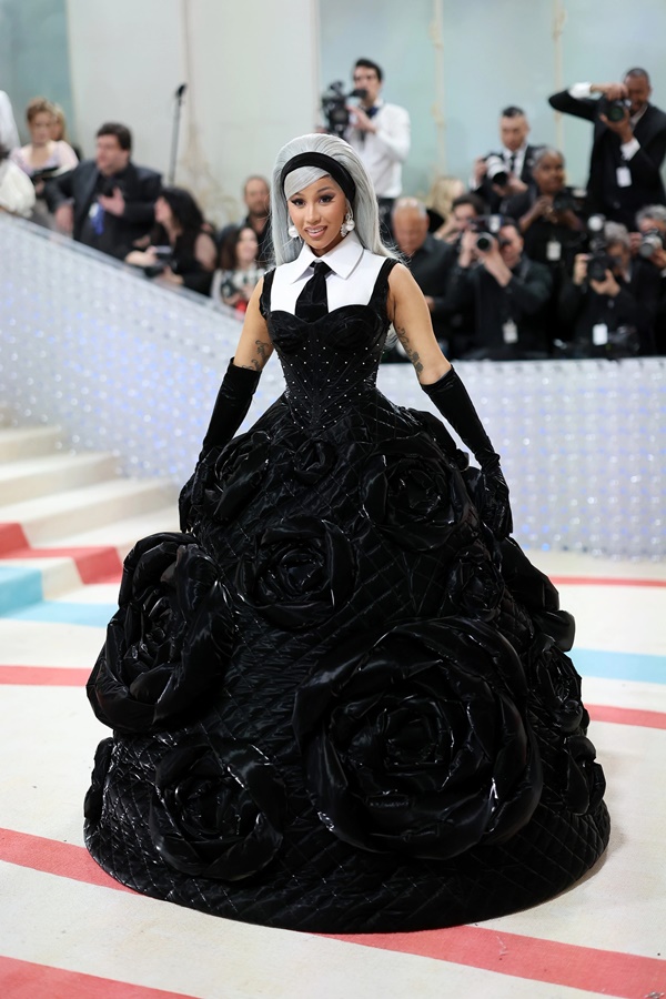 Met Gala 2023: Kim Kardashian để ngực trần, Lil Nas X chỉ mặc nội y-16