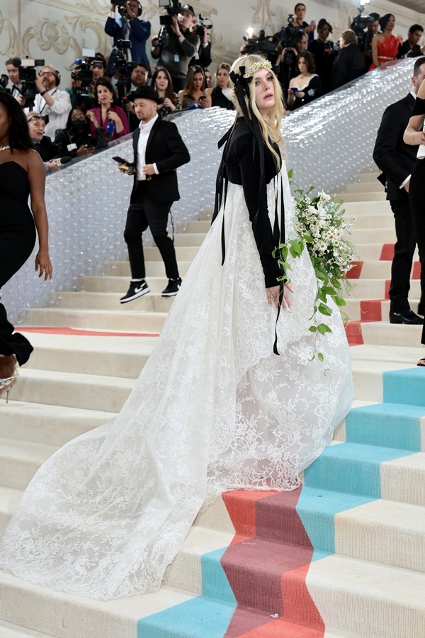 Met Gala 2023: Kim Kardashian để ngực trần, Lil Nas X chỉ mặc nội y-18