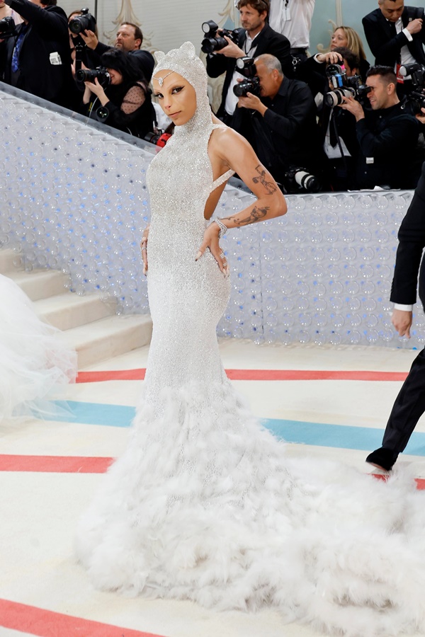 Met Gala 2023: Kim Kardashian để ngực trần, Lil Nas X chỉ mặc nội y-22