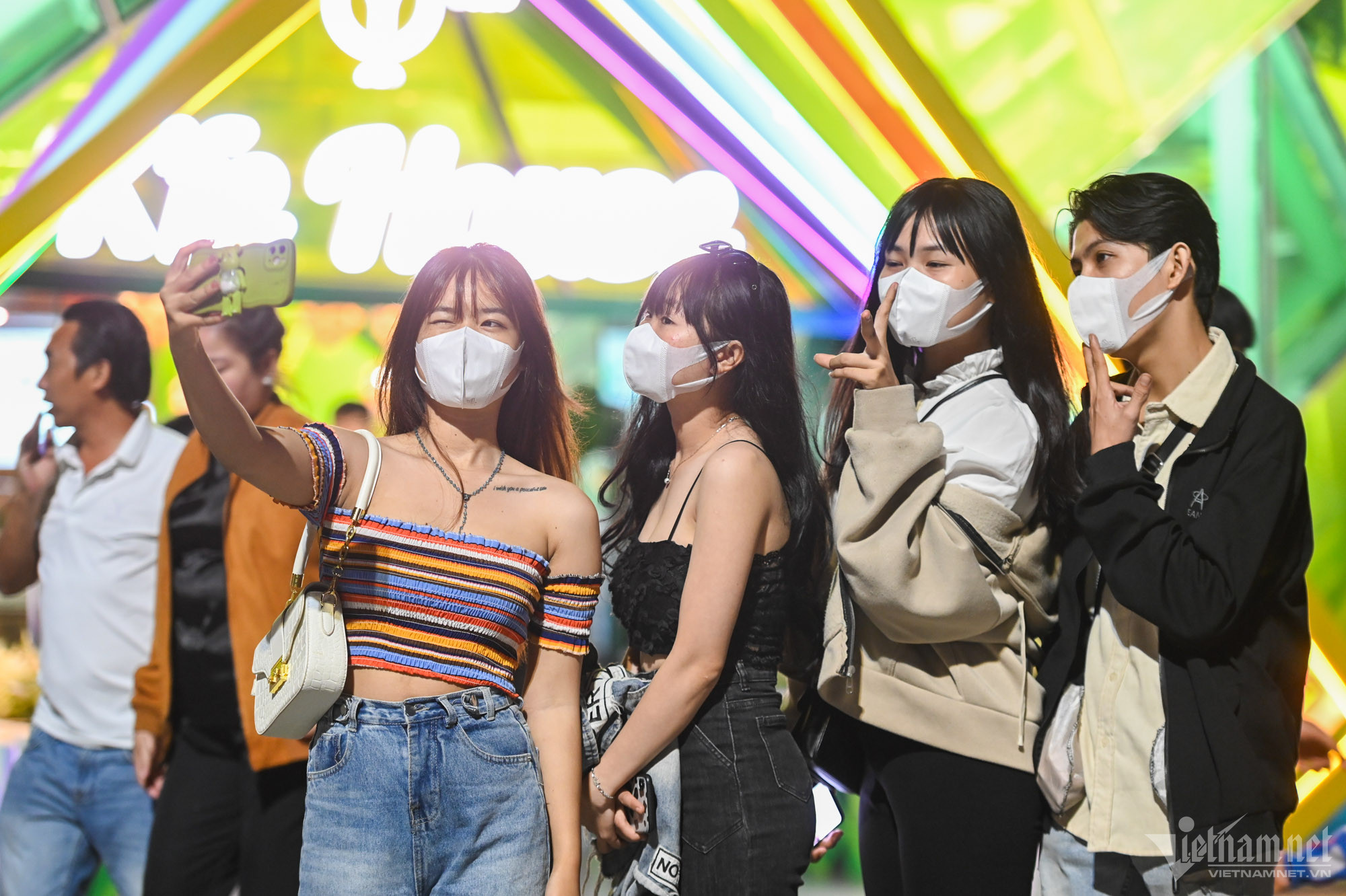 Biển người dạo chơi, ăn quà vặt ở chợ đêm Đà Lạt-16