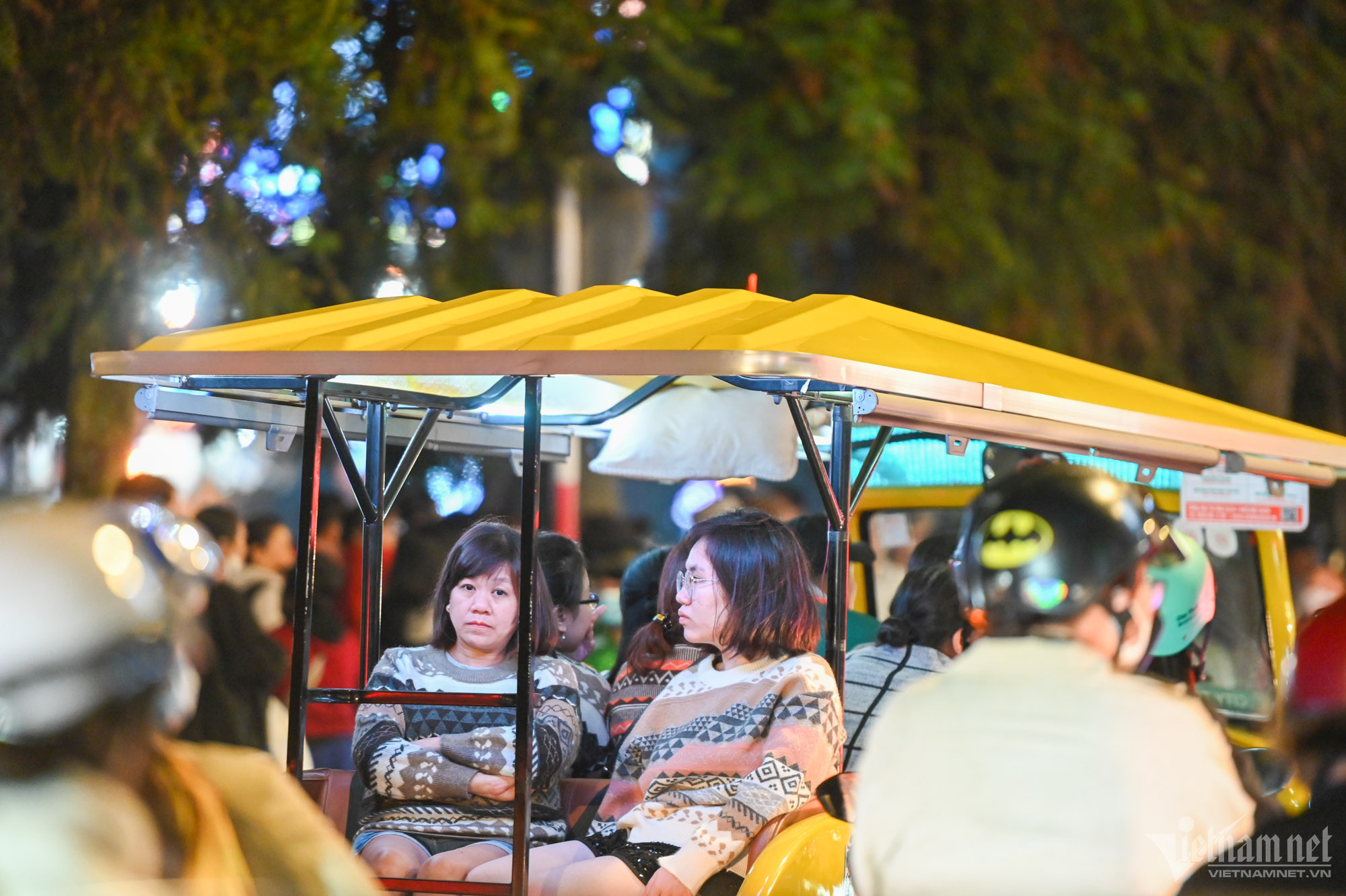 Biển người dạo chơi, ăn quà vặt ở chợ đêm Đà Lạt-13