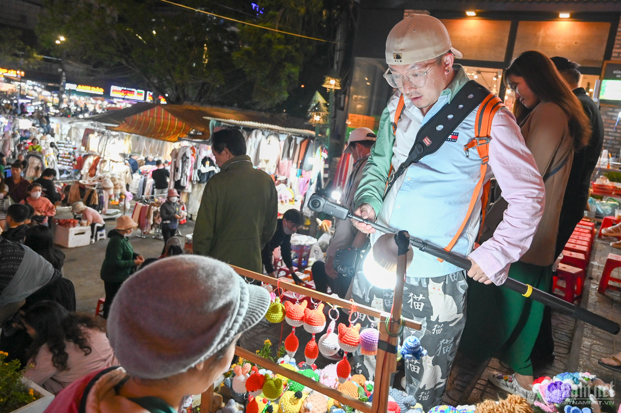 Biển người dạo chơi, ăn quà vặt ở chợ đêm Đà Lạt-11
