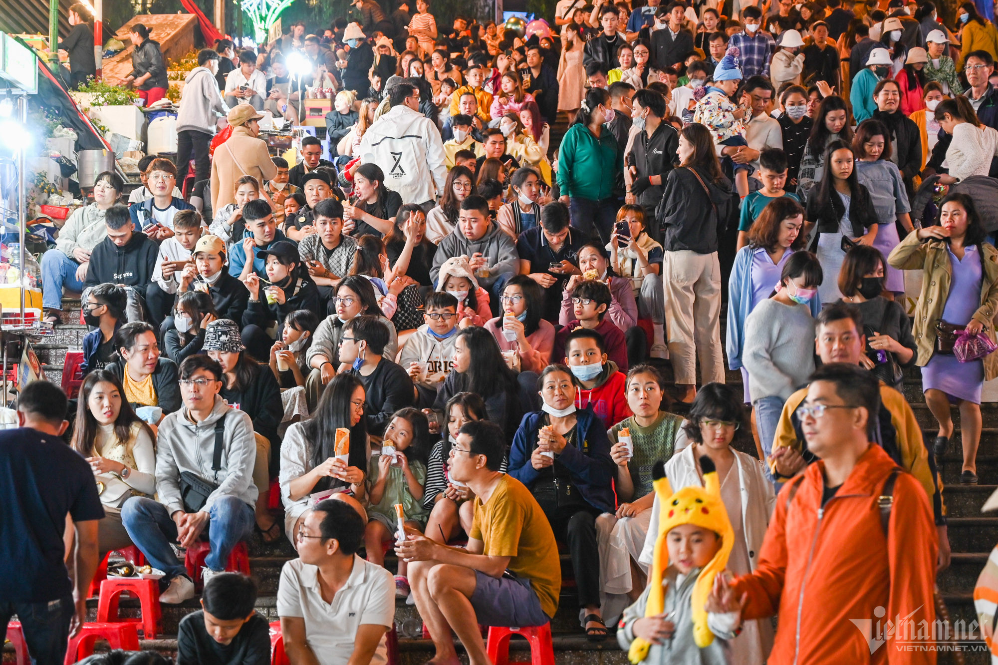 Biển người dạo chơi, ăn quà vặt ở chợ đêm Đà Lạt-5