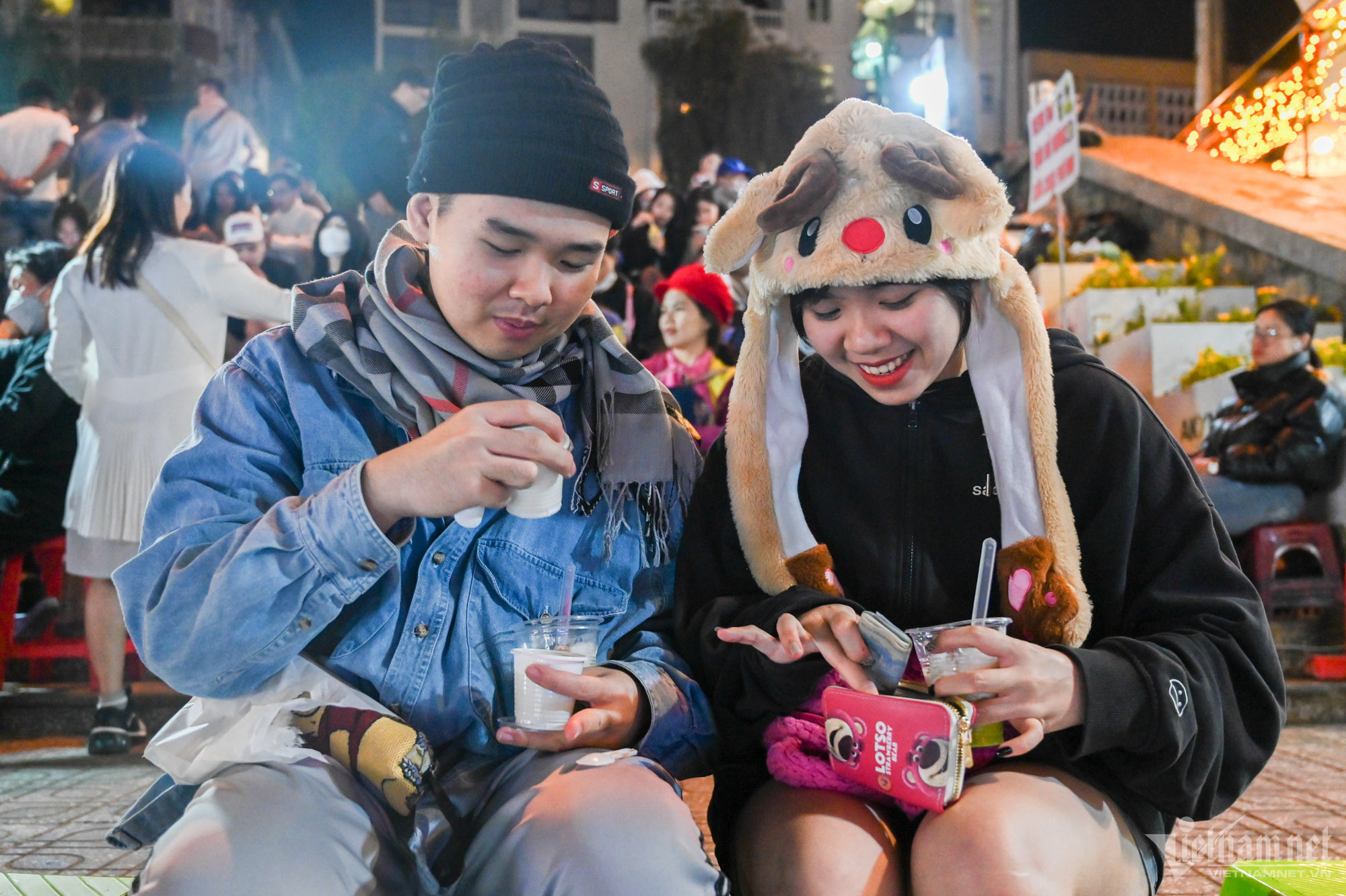 Biển người dạo chơi, ăn quà vặt ở chợ đêm Đà Lạt-8