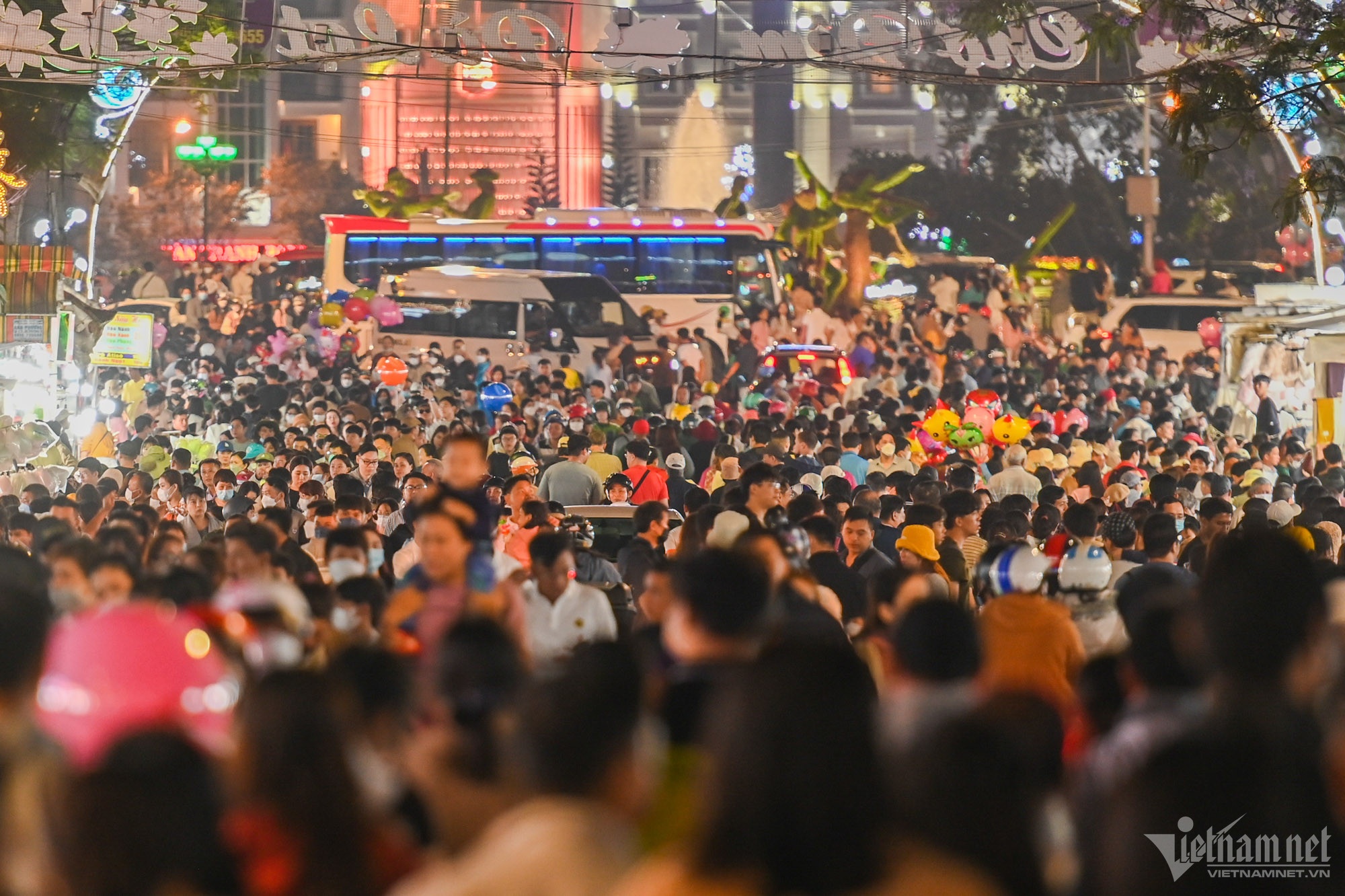 Biển người dạo chơi, ăn quà vặt ở chợ đêm Đà Lạt-2