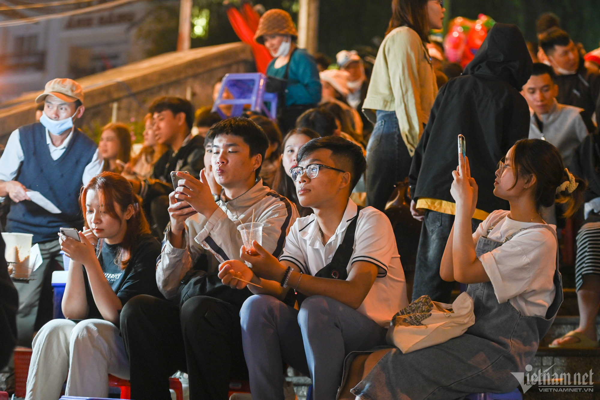 Biển người dạo chơi, ăn quà vặt ở chợ đêm Đà Lạt-6