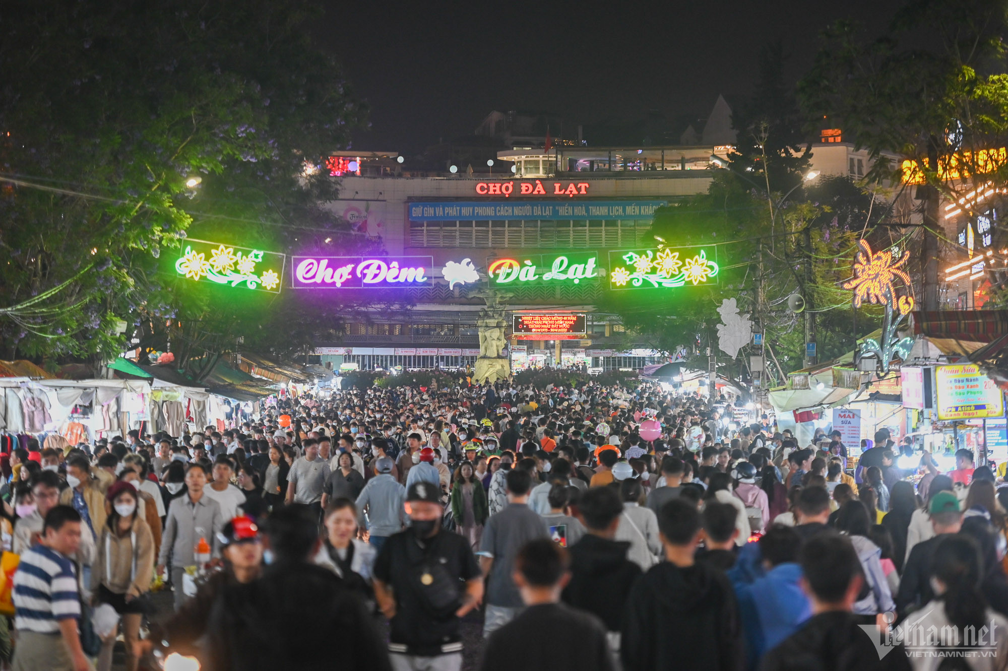 Biển người dạo chơi, ăn quà vặt ở chợ đêm Đà Lạt-1