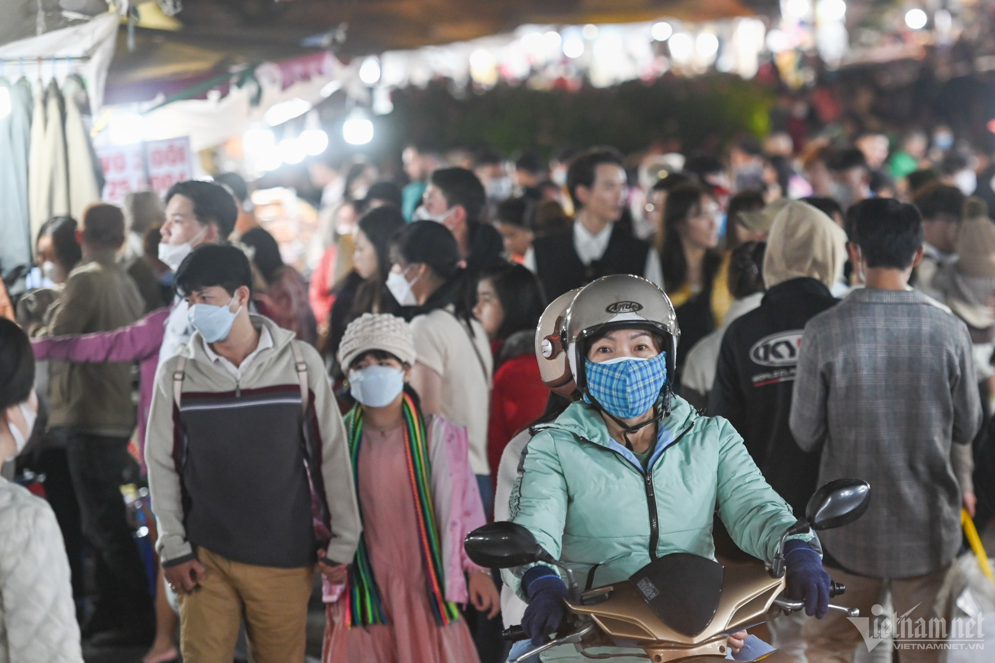 Biển người dạo chơi, ăn quà vặt ở chợ đêm Đà Lạt-14