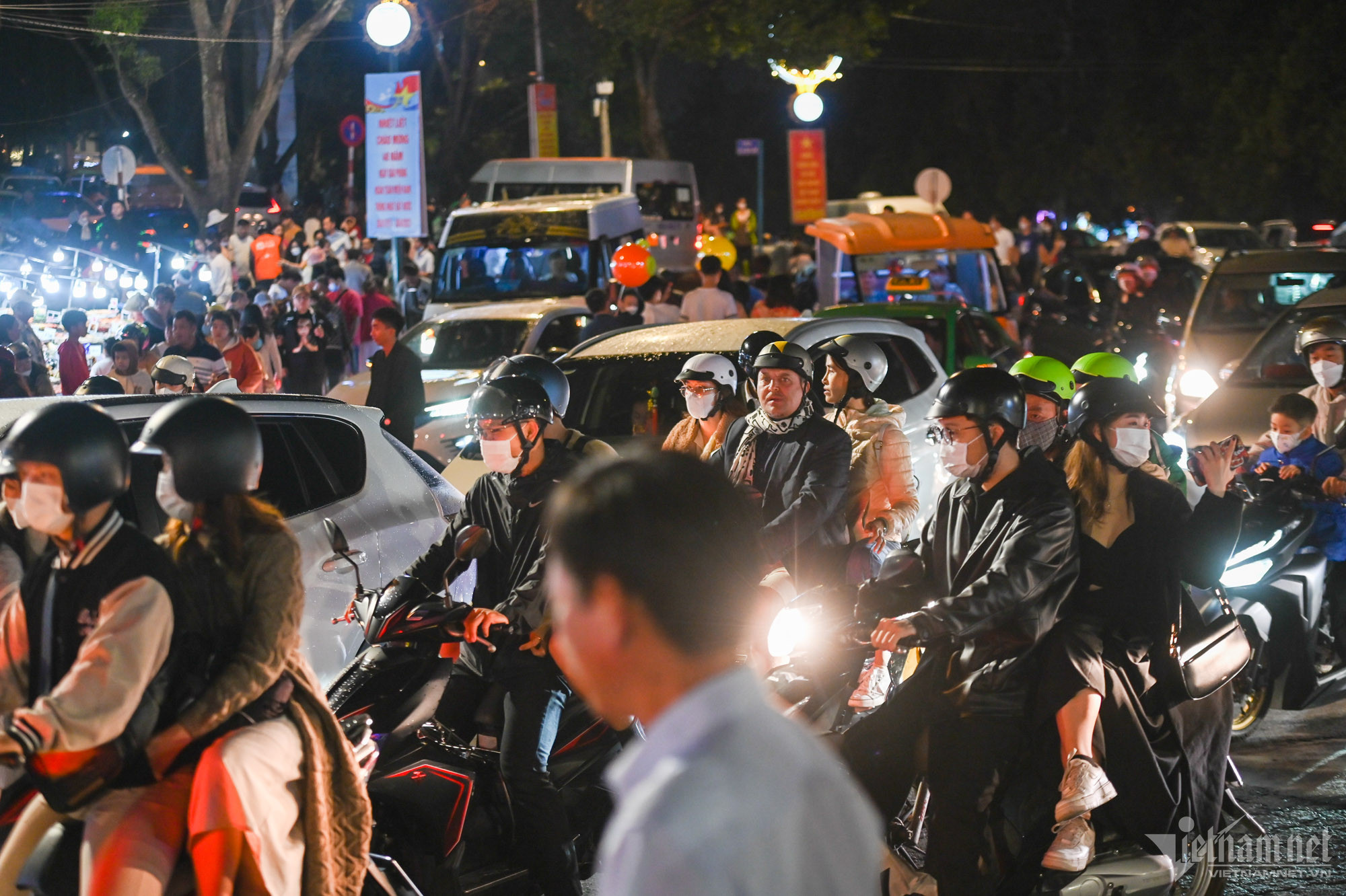 Biển người dạo chơi, ăn quà vặt ở chợ đêm Đà Lạt-12