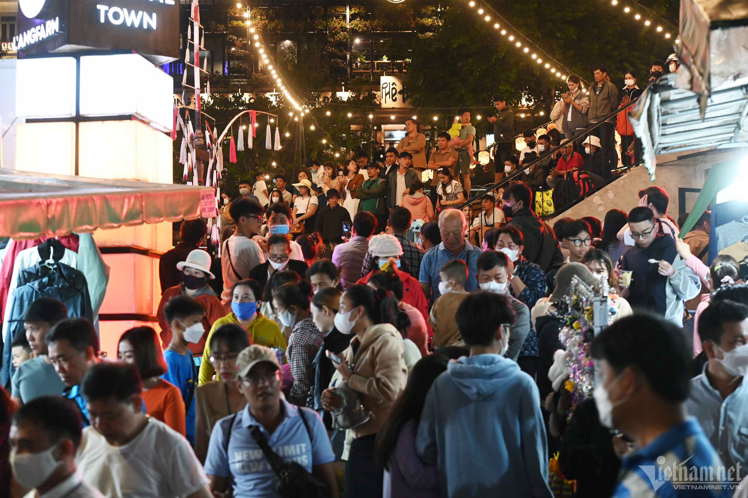 Biển người dạo chơi, ăn quà vặt ở chợ đêm Đà Lạt-9