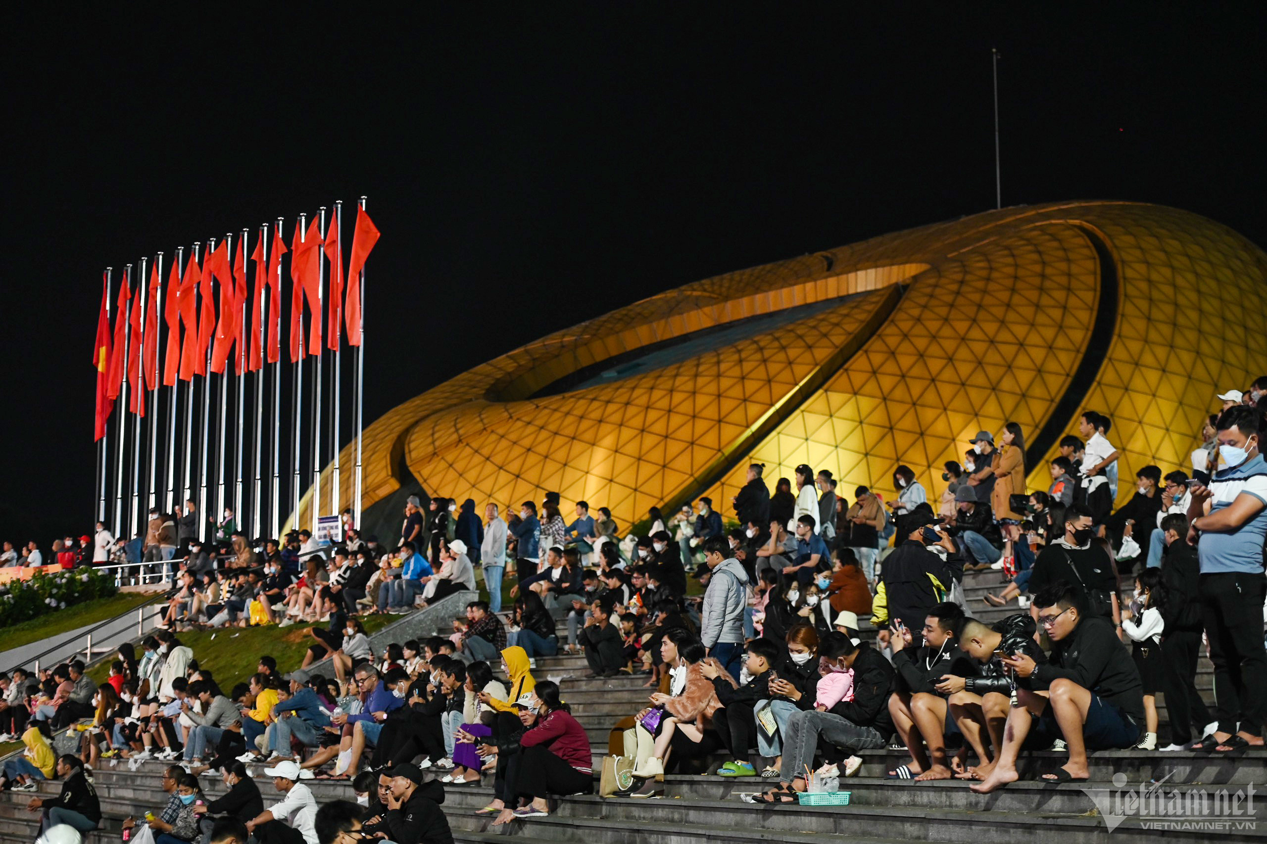 Biển người dạo chơi, ăn quà vặt ở chợ đêm Đà Lạt-15