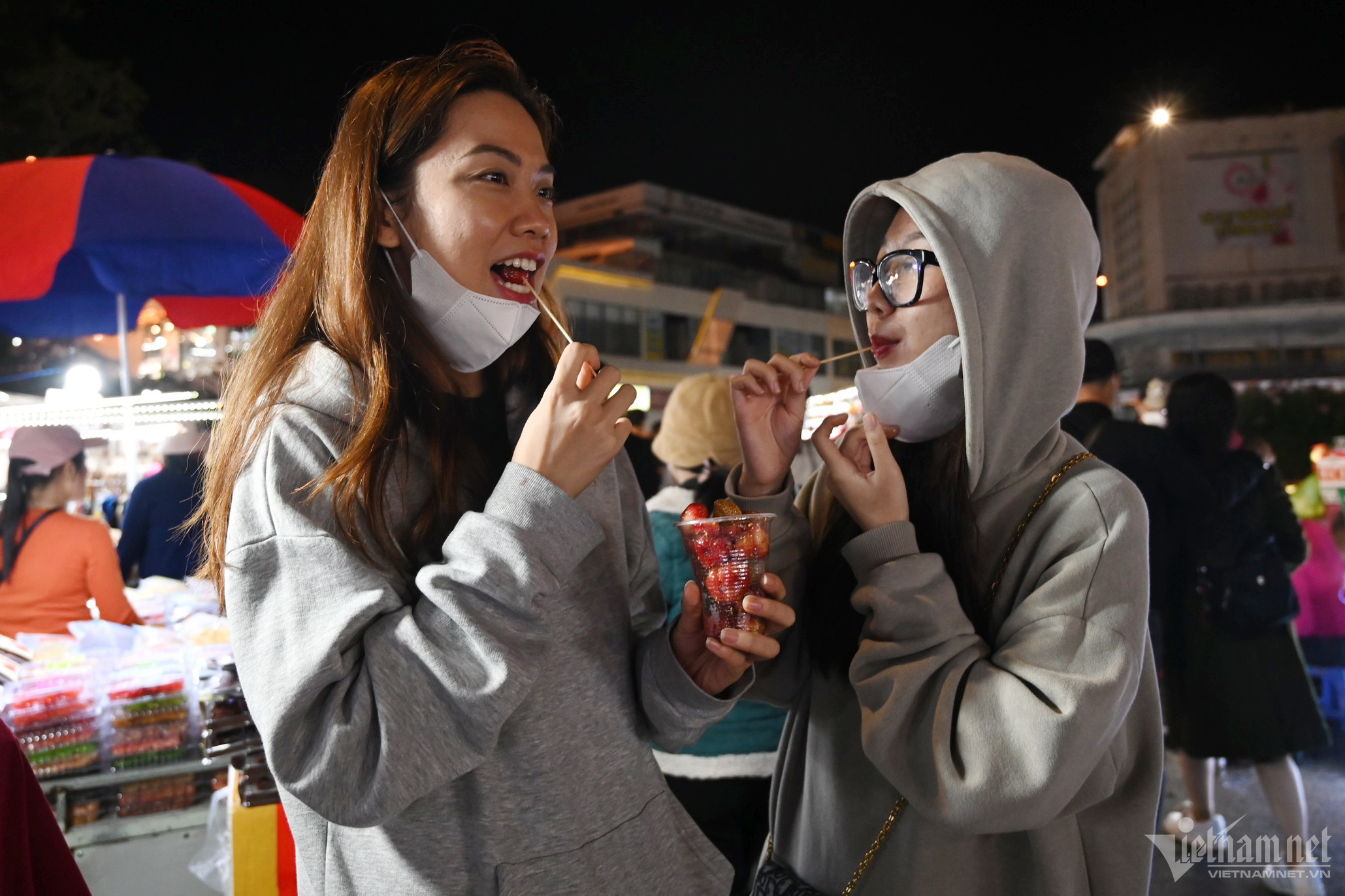 Biển người dạo chơi, ăn quà vặt ở chợ đêm Đà Lạt-7