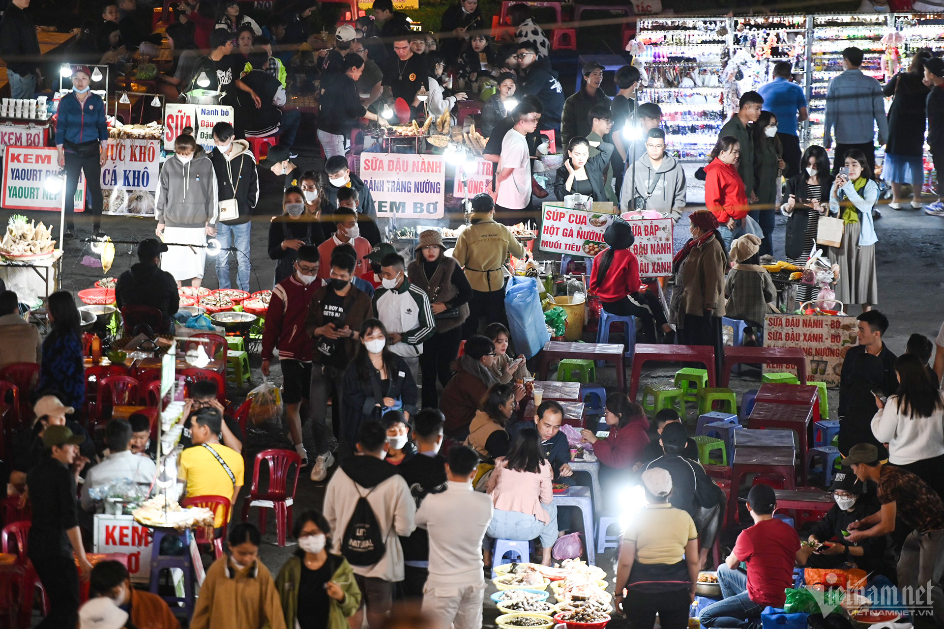 Biển người dạo chơi, ăn quà vặt ở chợ đêm Đà Lạt-10