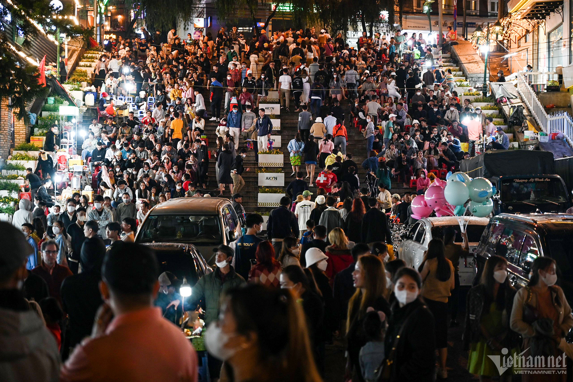 Biển người dạo chơi, ăn quà vặt ở chợ đêm Đà Lạt-4