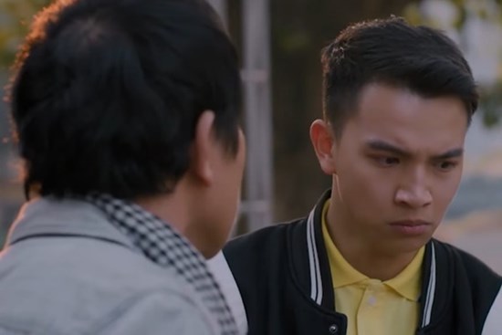 Thạch 'Cuộc đời vẫn đẹp sao' hứng chỉ trích vì xấu hổ với bố cửu vạn