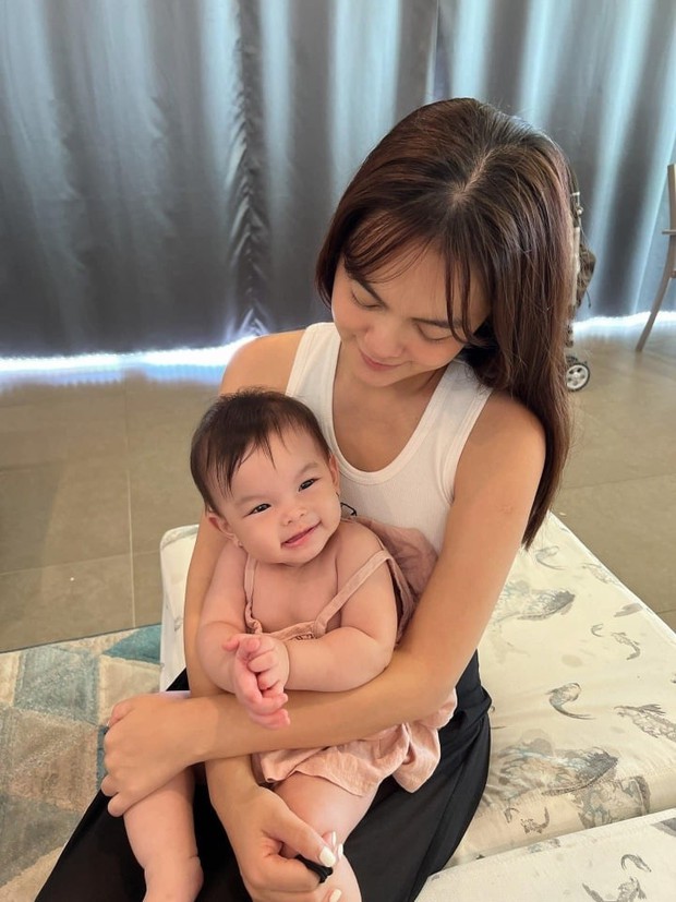 Phạm Quỳnh Anh diện bikini khoe cận mặt mộc và vóc dáng mẹ bỉm 3 con-1