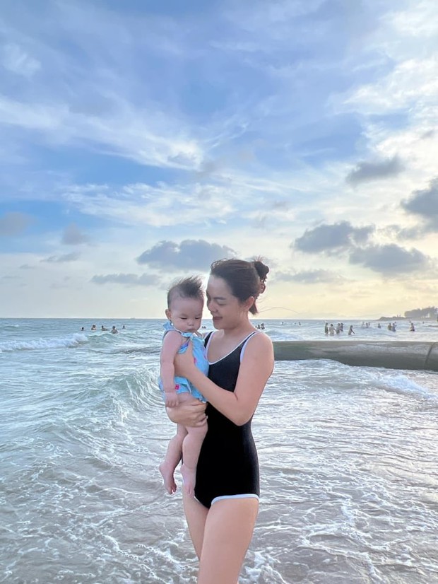 Phạm Quỳnh Anh diện bikini khoe cận mặt mộc và vóc dáng mẹ bỉm 3 con-5