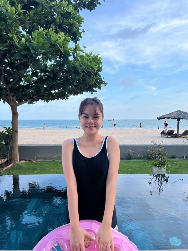 Phạm Quỳnh Anh diện bikini khoe cận mặt mộc và vóc dáng mẹ bỉm 3 con-6